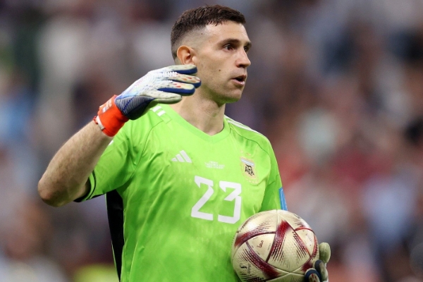 莫佩調(diào)侃撞傷萊諾成就大馬丁：“難道他不應(yīng)該對我心存感激嗎？”